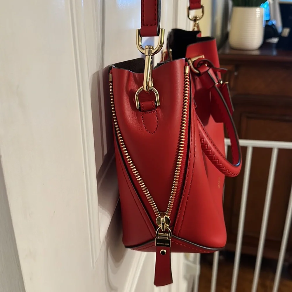 Michael Kors Blakely Bright Red messenger bag NWT - Picture 5 of 15